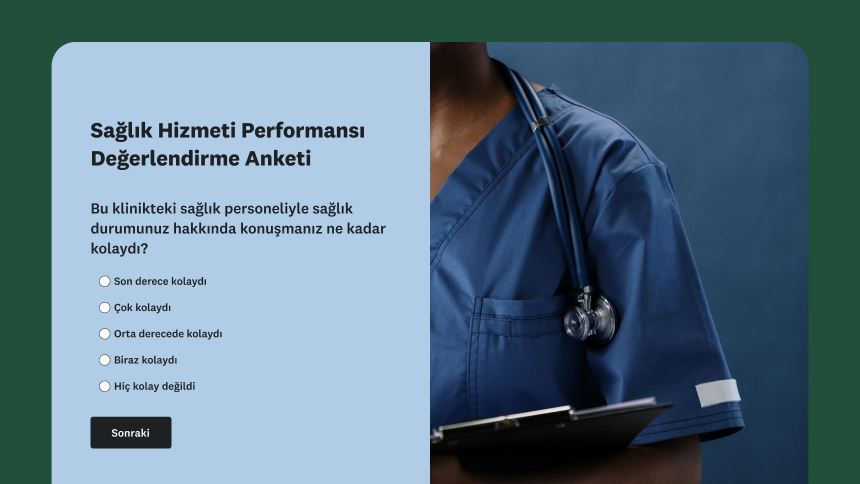 Personel ile konuşmanın kolaylığı hakkında soru içeren bir "Sağlık Hizmeti Performansı Değerlendirme Anket Şablonu". Bir kağıt altlığı tutan ve boynunda bir stetoskop asılı olan, doktor önlüklü bir sağlık hizmeti uzmanı.