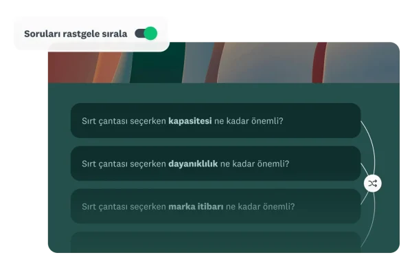 Ön yargıları azaltmayı sağlayan "Soruları rastgele sırala" düğmesini gösteren ve sırt çantası seçimini etkileyen faktörleri (kapasite, dayanıklılık, marka itibarı) içeren bir anket ekranı.