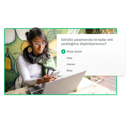 kâr amacı gütmeyen kuruluş anketi üzerinde çalışan kadın