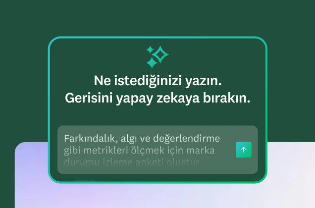 "Ne istediğinizi yazın. Gerisini yapay zekaya bırakın." başlıklı yeşil pencerenin yer aldığı bir görsel. Örnek istek metninde "Farkındalık, algı ve değerlendirme gibi metrikleri ölçmek için marka durumu izleme anketi oluştur" yazıyor.
