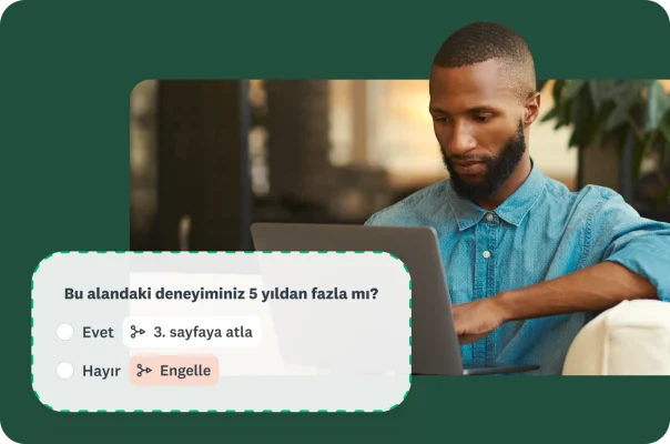 Dizüstü bilgisayar kullanan bir adam ve altında engelleme ve atlama mantığı seçeneklerine sahip anket sorusunu gösteren bir pencere.