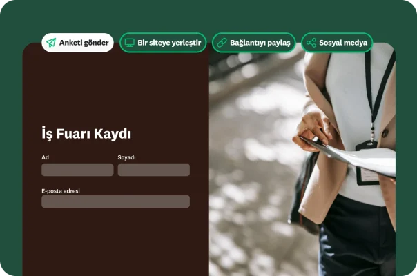 İş fuarında form dağıtan bir kişi. Sol kısmında ad, soyadı ve e-posta adresi alanlarıyla birlikte "İş Fuarı Kaydı" form başlığını gösteren bir sayfa ile üst kısımda anketi paylaşma veya yerleştirme seçenekleri.