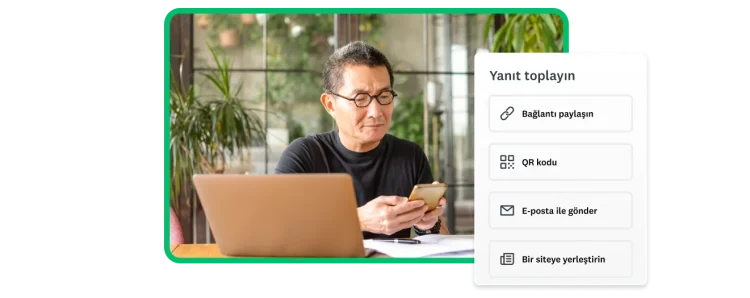 Telefona bakan bir adam ve yanında SurveyMonkey kullanarak anket paylaşmanın farklı yollarını gösteren ekran görüntüsü