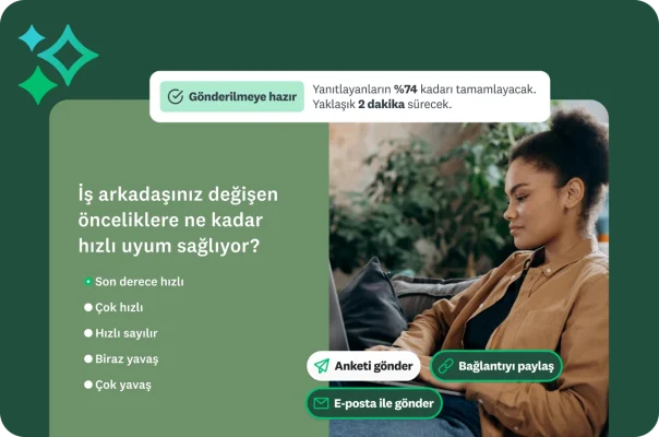 Kanepede otururken iş arkadaşının performansıyla ilgili anket sorusuna bakan bir kadın.