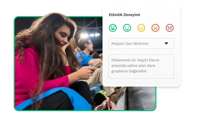 Telefonunda bir şeyler yazan bir kadın ve yanında etkinlik deneyimi anketine verilmiş bir anket yanıtının ekran görüntüsü