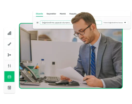 Masasında oturan ve bir kağıt parçasını inceleyen bir adam ile yanında SurveyMonkey anket sorusu düzenleme araçları ekran görüntüsü