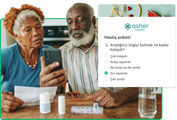 Hasta anketi açık bir telefona bakan bir adam ve bir kadın