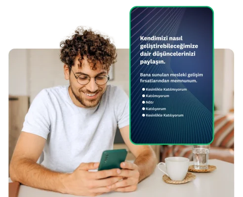 Telefon ekranına bakan genç bir adam ve yanında, bir şirketin hangi alanlarda gelişebileceğine ilişkin bir anket sorusunun ekran görüntüsü