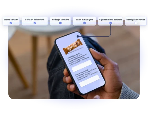 Telefonunda protein barına yönelik fiyat noktaları hakkındaki anket sorularına bakan bir kişi