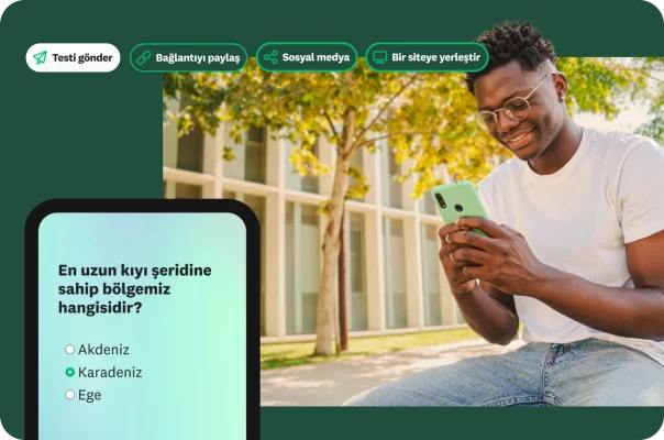 Gülümseyerek telefonuna bakan bir adam, bir coğrafya testi sorusu ve testi paylaşma seçenekleri.