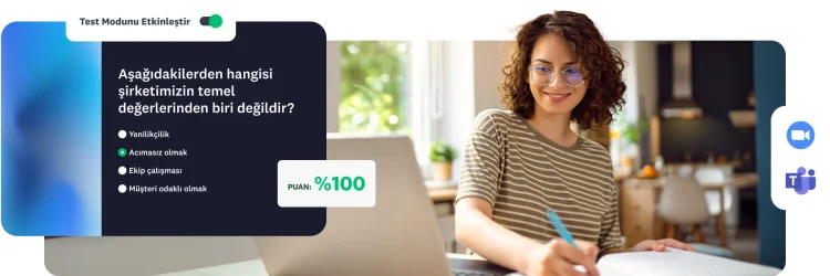Dizüstü bilgisayarda çalışan bir kadın ve yanında %100 puan ile kurumsal değerler testini “Test Modunda” gösteren bir ekran.