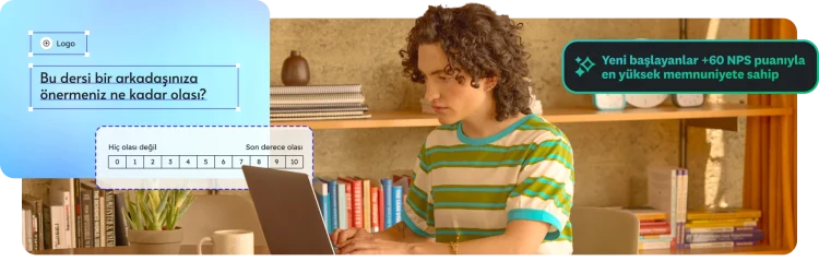 Dizüstü bilgisayara bakan bir kişi ve yanında ders önerisi anketi ile NPS puanı ölçeği.