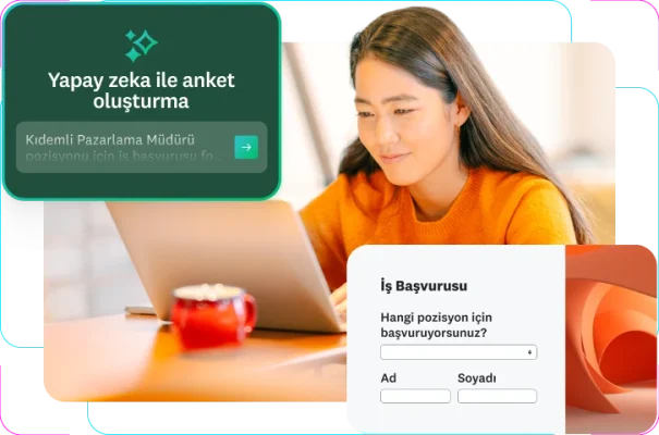 Gülümseyerek dizüstü bilgisayarını kullanan bir kadın, solunda bir yapay zeka istek metni, sağında ise bir iş başvurusu formu.