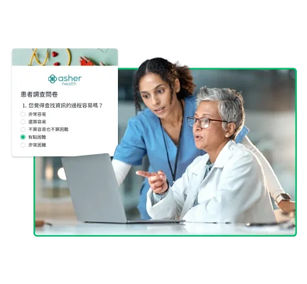 兩名醫療保健人員正在看著電腦