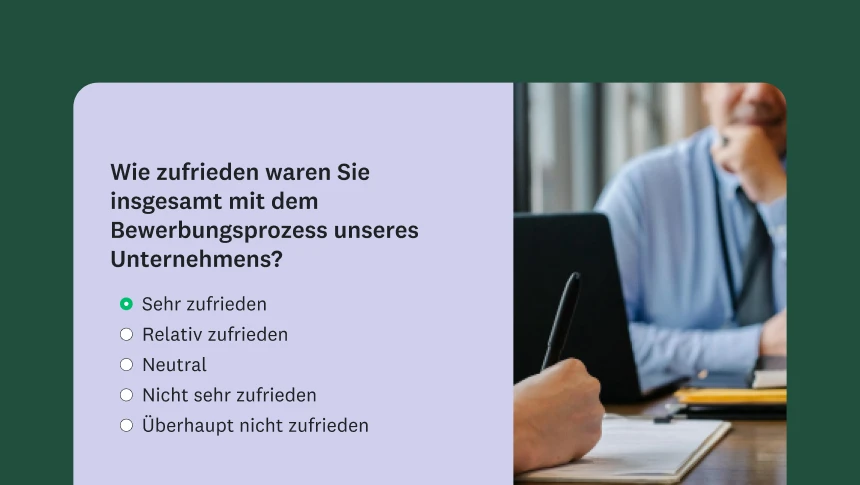 Ein persönliches Vorstellungsgespräch mit einer eingeblendeten Frage zur Zufriedenheit mit dem Bewerbungsprozess.