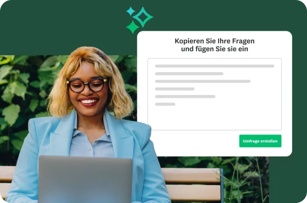 Eine lächelnde Frau mit Brille sitzt auf einer Bank und schaut auf ihren Laptop. Daneben ein Formular mit dem Titel „Kopieren Sie Ihre Fragen und fügen Sie sie ein“ und eine Schaltfläche „Umfrage erstellen“.