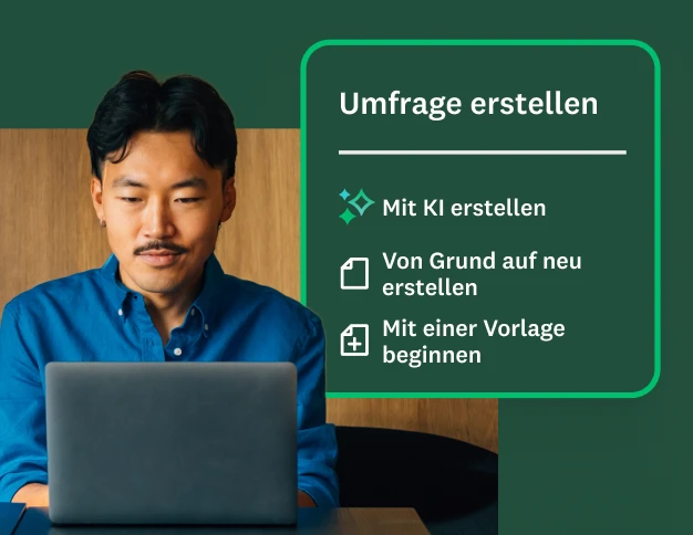 Mann, der an einem Laptop arbeitet. Dazu ein Overlay eines Menüs mit Optionen für die Umfrageerstellung: Mit KI erstellen, Umfrage von Grund auf neu erstellen oder Mit einer Vorlage beginnen