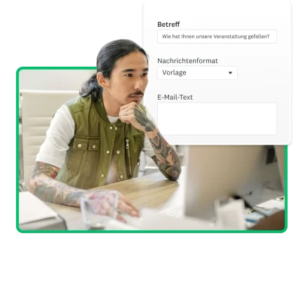 Mann erstellt auf einem Laptop eine Umfrage für eine Veranstaltung