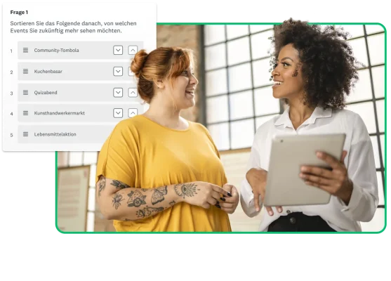 Zwei Mitarbeitende einer Non-Profit-Organisation schauen sich Umfrageergebnisse am Tablet an. Neben ihnen ist ein Screenshot mit der Aufforderung: „Sortieren Sie das Folgende danach, von welchen Events Sie zukünftig mehr sehen möchten.“