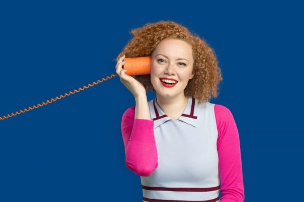 Interne Kommunikation: Frau mit Büchsentelefon