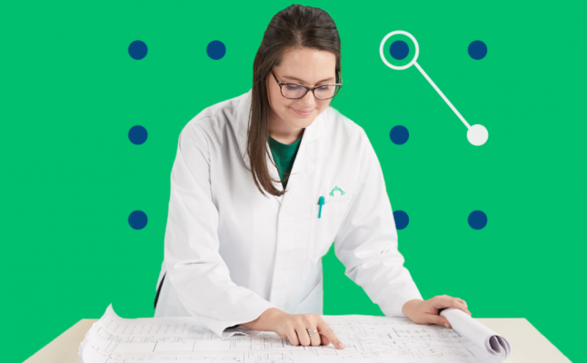 Funktionen der Marktforschung: Wissenschaftlerin liest Plan