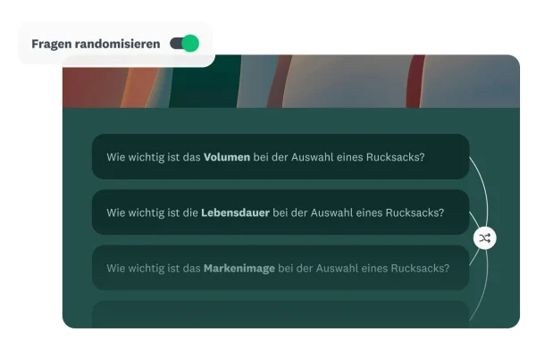 Screen einer Umfrage mit dem Schalter für die Randomisierung von Fragen zur Reduzierung von Verzerrungen. Die dargestellten Fragen behandeln Faktoren für die Auswahl von Rucksäcken (Volumen, Lebensdauer, Markenimage).