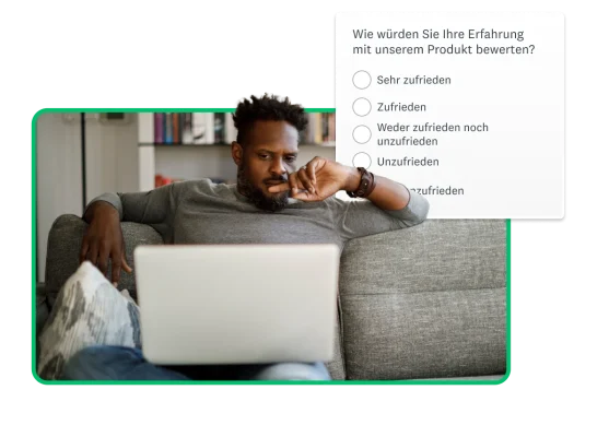 Ein Mann sitzt auf einer Couch und arbeitet an einem Laptop, über ihm ein SurveyMonkey-Screenshot.