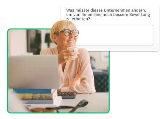 Eine Frau sitzt mit einem Becher in der Hand vor ihrem Laptop am Schreibtisch und blickt nach rechts, während ein Produkt-Screenshot neben ihr schwebt.