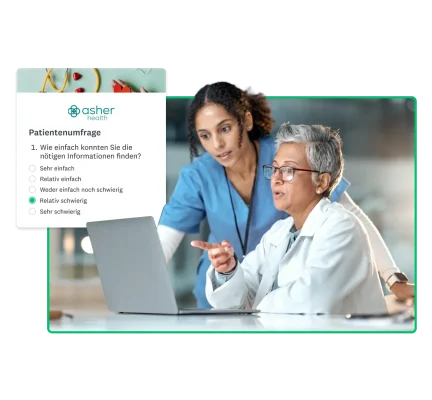 Zwei im Gesundheitswesen Tätige schauen gemeinsam auf einen Computer