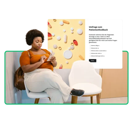 Eine Frau sitzt in einem Wartezimmer und beantwortet auf ihrem Smartphone eine Umfrage zum Patientenfeedback