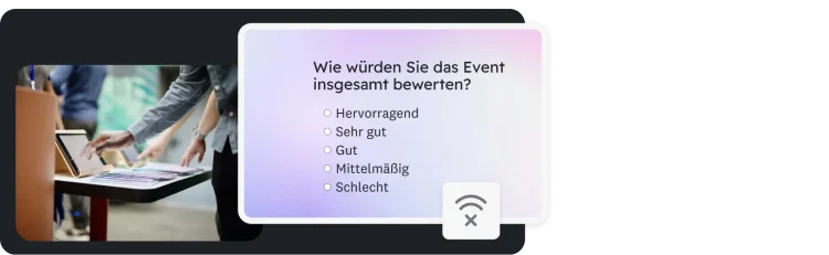 Hände, die etwas in ein Tablet auf einem Tisch tippen, neben einer Frage zur Bewertung des Events