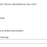 Frage zum Geschlecht: „Womit identifizieren Sie sich?“ mit den Antwortoptionen: Mann, Nicht-binär, Frau, Möchte es selbst beschreiben