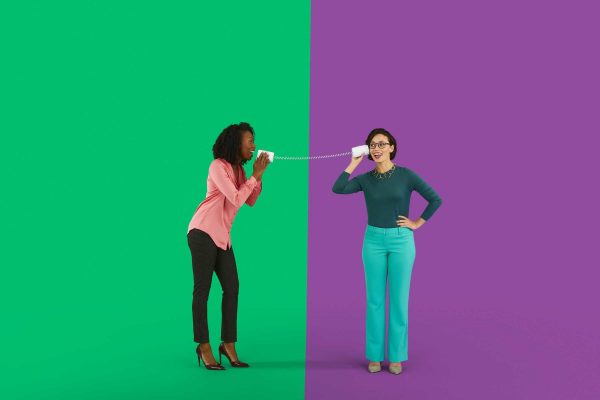 Voice of the customer (VoC): Frauen mit Dosentelefon