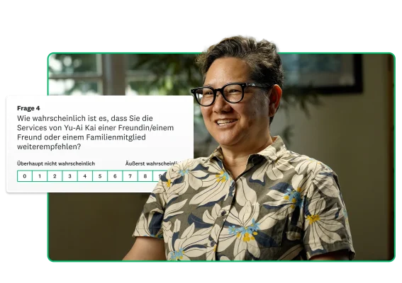 Eine lächelnde Person auf einem Stuhl, daneben ein Screenshot einer NPS-Frage