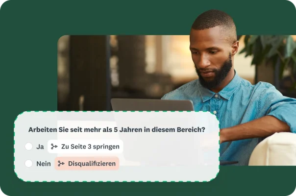 Ein Mann, der einen Laptop verwendet, mit einem Overlay, das eine Frage mit Optionen für Disqualifizierung und Verzweigungslogik zeigt