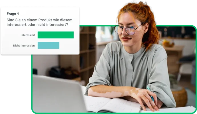 Frau vor einem geöffneten Buch und Laptop, neben ihr sind Fragen abgebildet