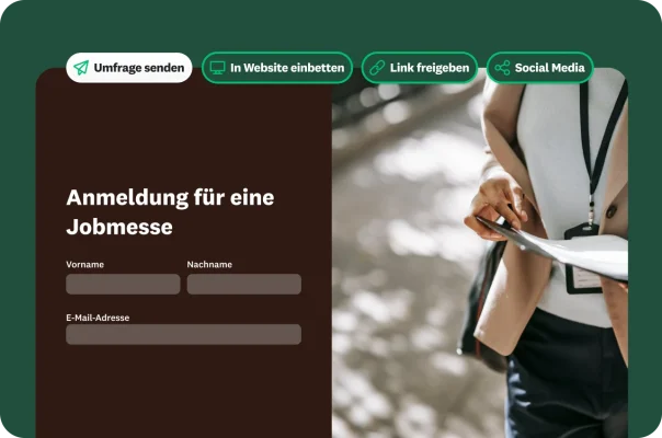 Eine Person auf einer Jobmesse verteilt Formulare. Außerdem ist das Formular „Anmeldung für Jobmesse“ mit Feldern für Vorname, Nachname und E-Mail-Adresse sowie Optionen zum Freigeben oder Einbetten der Umfrage zu sehen.