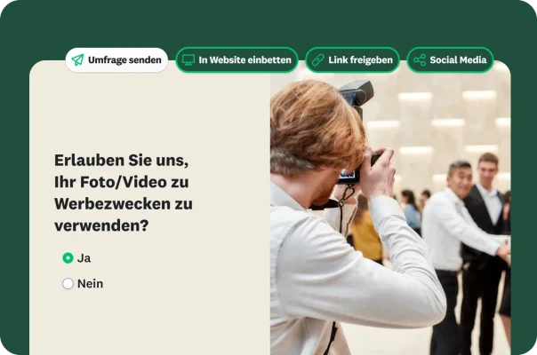 Ein Fotograf, der ein Foto macht, und eine Frage in einem Einwilligungsformular, die lautet: Dürfen wir Ihr Foto oder Video zu Werbezwecken verwenden?