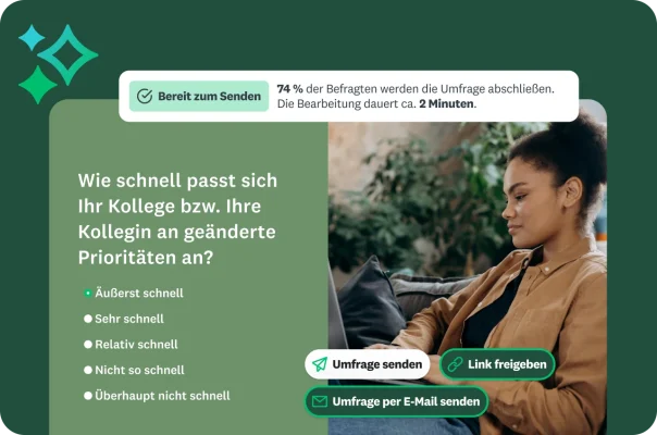 Eine Frau, die auf einem Sofa sitzt und sich mit einer Frage zur Leistung von Kollegen und Kolleginnen beschäftigt.