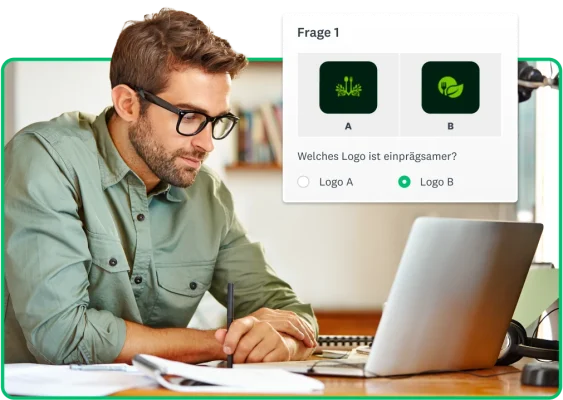Mann arbeitet an einem Laptop, daneben die Frage, welches Logo einprägsamer ist.