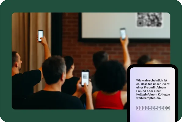 Menschen in einem Raum, die mit ihrem Handy von einem Projektor einen QR-Code scannen. Daneben eine Frage, die wissen möchte, mit welcher Wahrscheinlichkeit die Befragten die Veranstaltung im Freundes- oder Kollegenkreis weiterempfehlen würden.