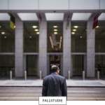 Mann blickt in Richtung eines Gebäudes