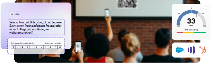 Raum mit einer Projektorwand, auf der ein QR-Code zu sehen ist, und Personen, die ihre Smartphones hochhalten, um ein Foto zu machen, daneben ein NPS-Wert von 33 für ein Event, verschiedene Firmenlogos wie Salesforce und HubSpot und ein Screenshot mit einer Frage, wie wahrscheinlich es ist, dass dieses Event einer Freundin, einem Freund, einer Kollegin oder einem Kollegen weiterempfohlen wird.