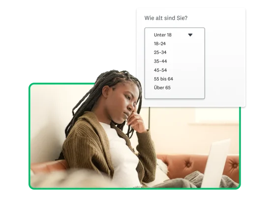 Frau, die konzentriert auf einen Laptop-Bildschirm schaut. Neben ihr ist ein Screenshot einer demografischen Frage zur Altersgruppe zu sehen.