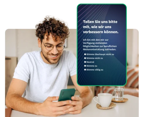 Junger Mann schaut auf sein Handy, daneben ein Screenshot einer Frage nach Verbesserungsmöglichkeiten