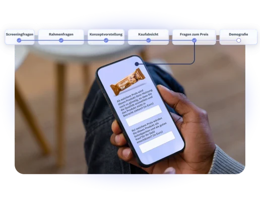 Person betrachtet auf ihrem Smartphone Fragen zum optimalen Preis für einen Proteinriegel.