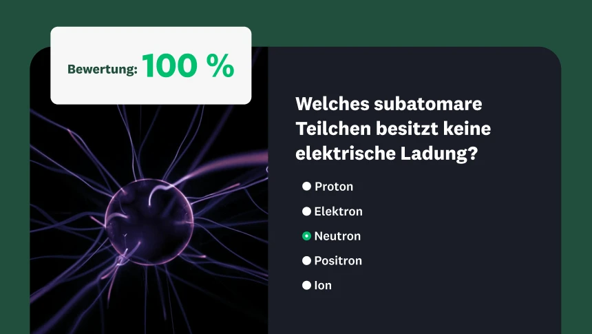 Ein wissenschaftliches Multiple-Choice-Quiz über subatomare Teilchen mit einem Plasmakugel-Hintergrund und einer Punktzahl von 100 %.