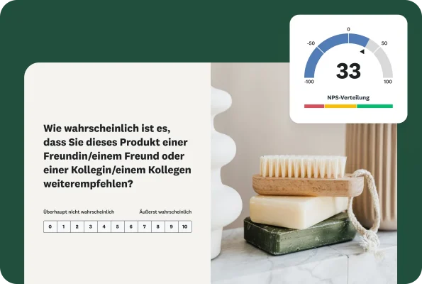 Ein Foto mit Seifenstücken und einer Bürste. Ein überlagertes Formular stellt die Frage „Wie wahrscheinlich ist es, dass Sie dieses Produkt einer Freundin/einem Freund oder einer Kollegin/einem Kollegen weiterempfehlen?“ mit einer Bewertungsskala von 0 bis 10. Eine NPS-Bewertungsskala zeigt einen Score von 33.