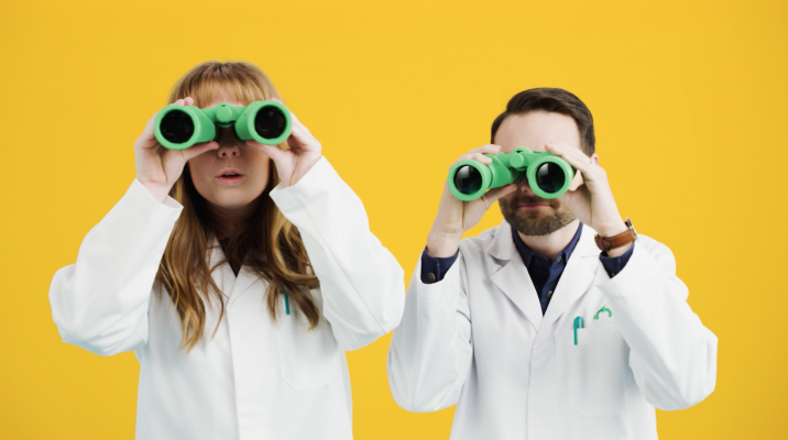 Empirische Forschung: Forscher mit Fernglas