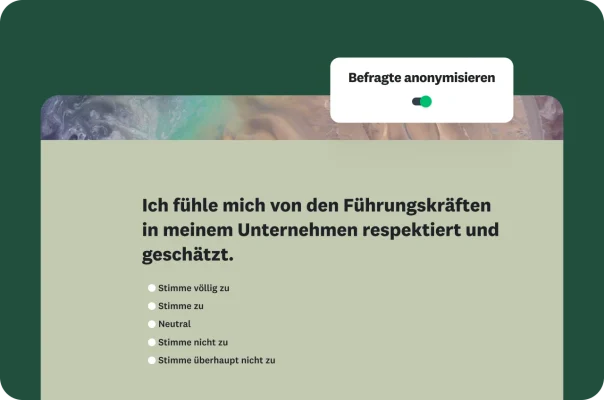Frage „Ich fühle mich von den Führungskräften in meinem Unternehmen respektiert und geschätzt“ in einer Umfrage mit Antworten, die von „Stimme völlig zu“ bis zu „Stimme überhaupt nicht zu“ reichen, darüber eine Option zur Anonymisierung der Befragten